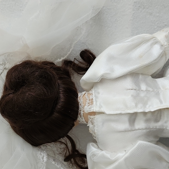 Vintage porcelain doll in wedding gown and veil. Approximately 17". - Picture 4 of 13